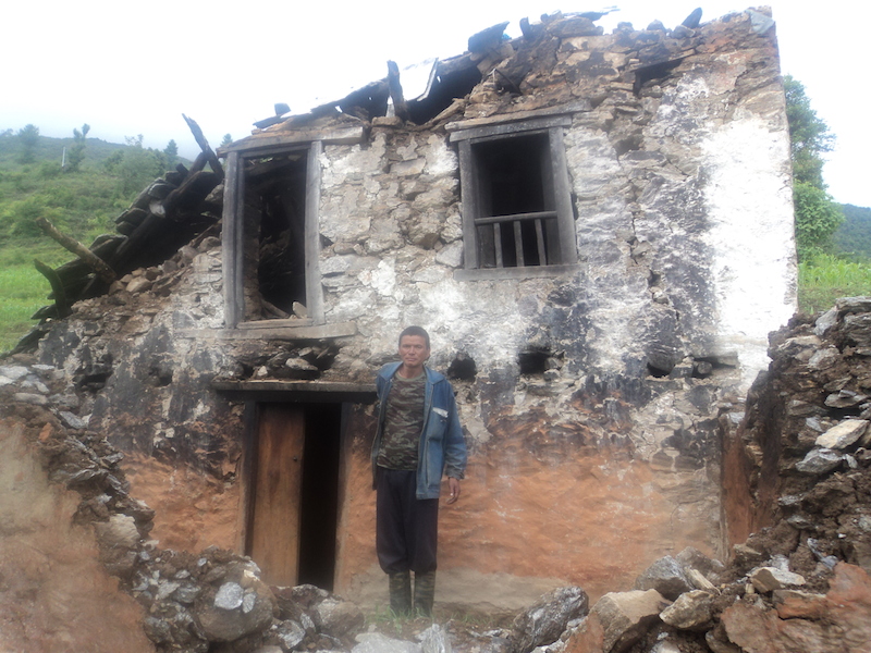 Zerstörungen nach den Erdbeben in Kagate 2015