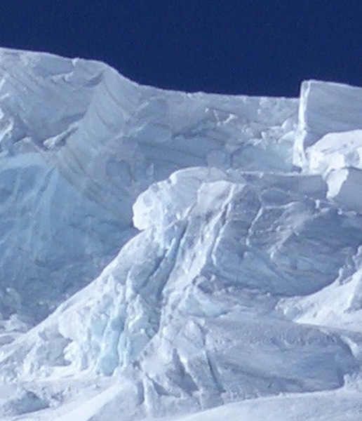 Dieser abgebrochene Teil Eis aus dem Grad des Manaslu löste die Lawine aus